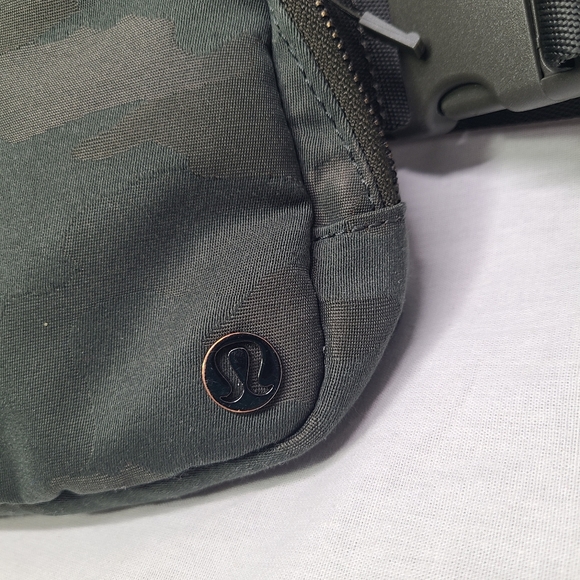 Lululemon Everywhere Belt Bag Heritage Camo Jacquard Dark Olive Sargent Green OG - Picture 3 of 16